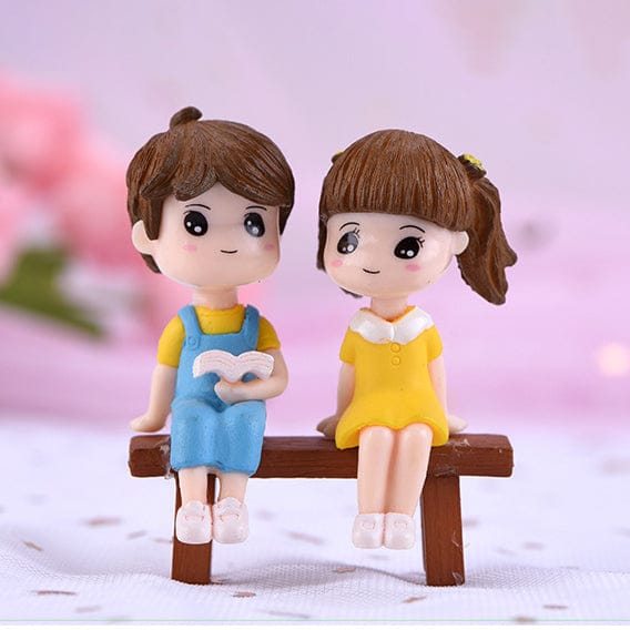 2Pcs Lovely Couple Relaxing On Bench Miniature Set