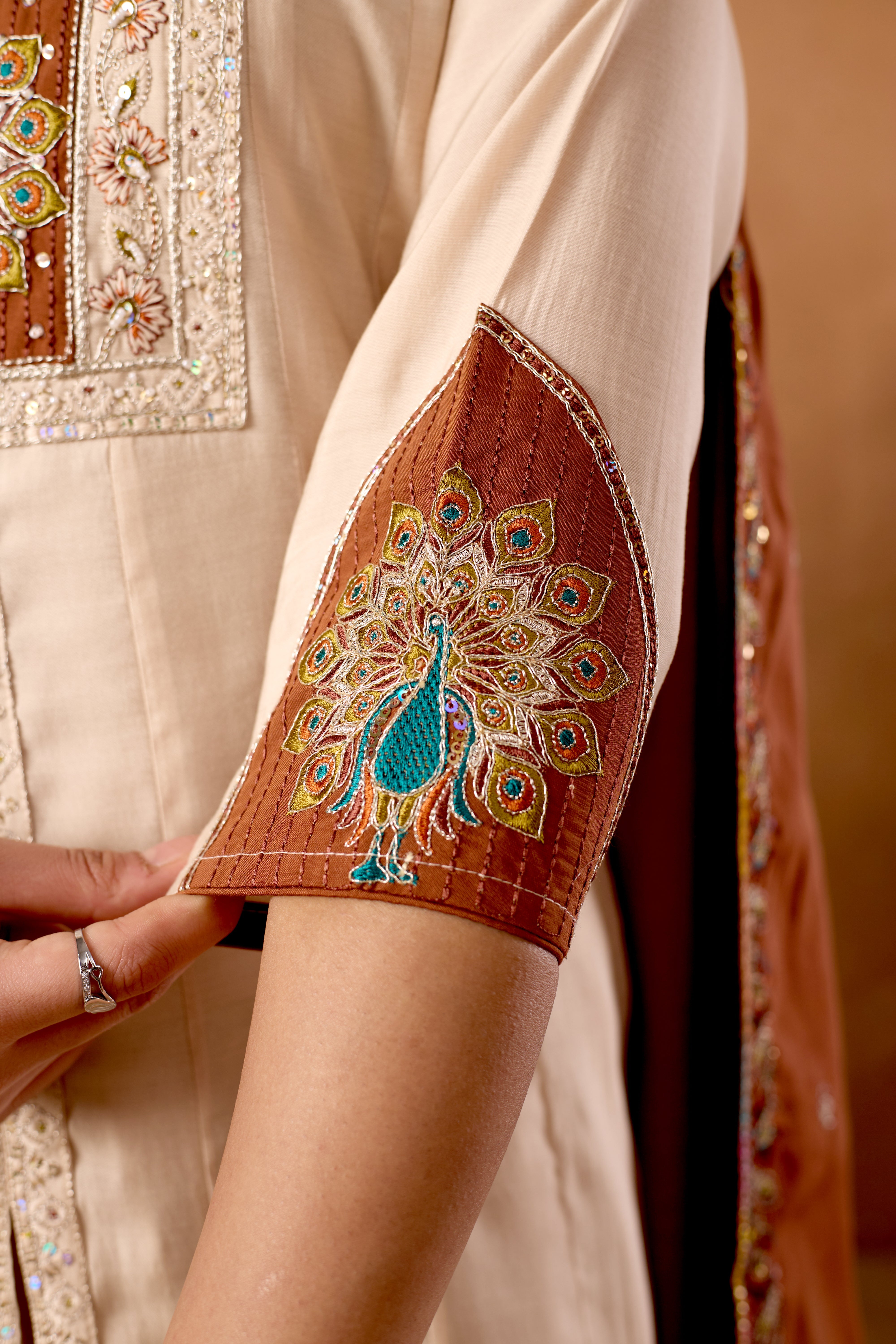Hanch Roman Silk Embroidered Anarkali Kurti Set – Cream