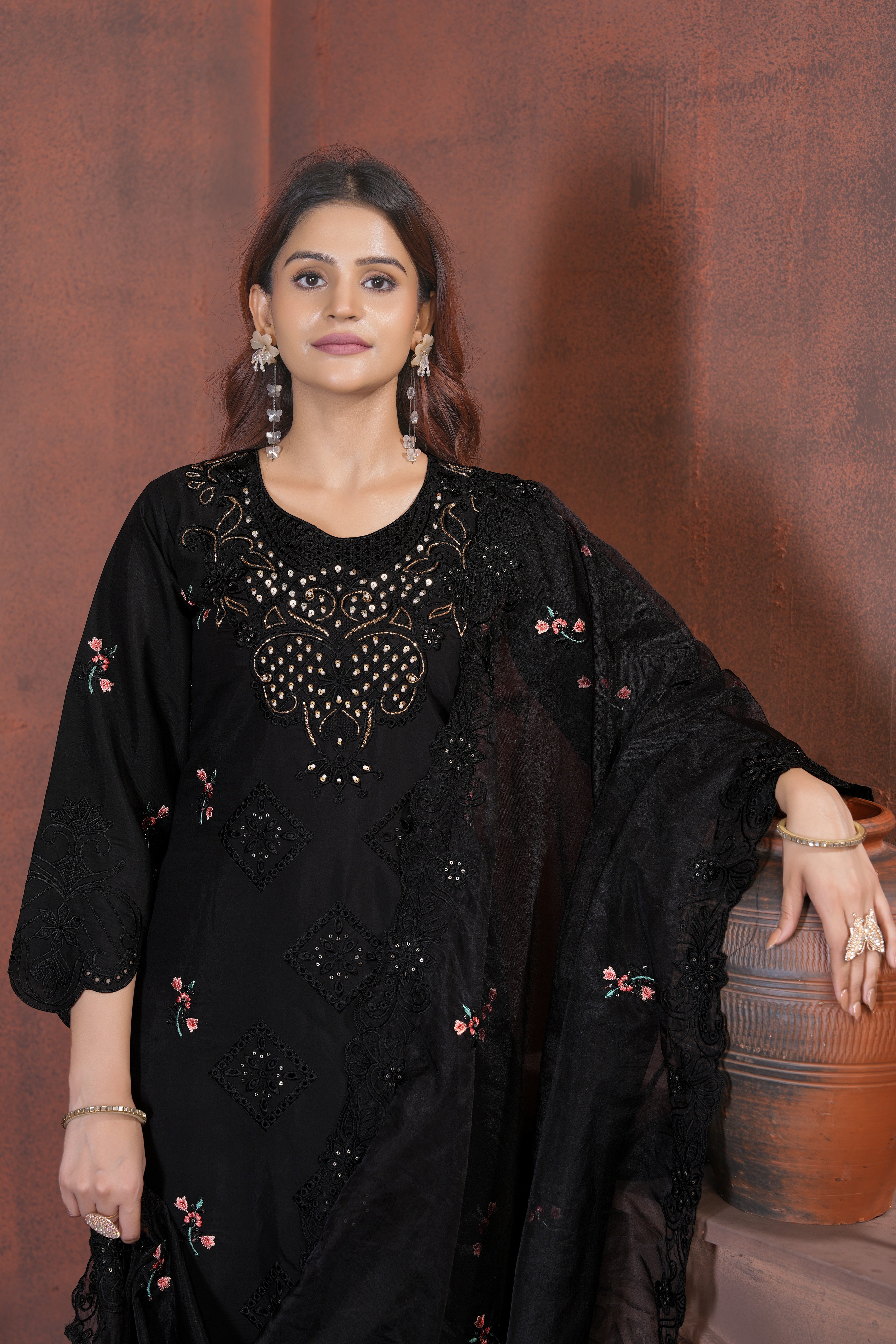 Hanch Heavy Viscose Roman Embroidered Straight Kurti Set – Black