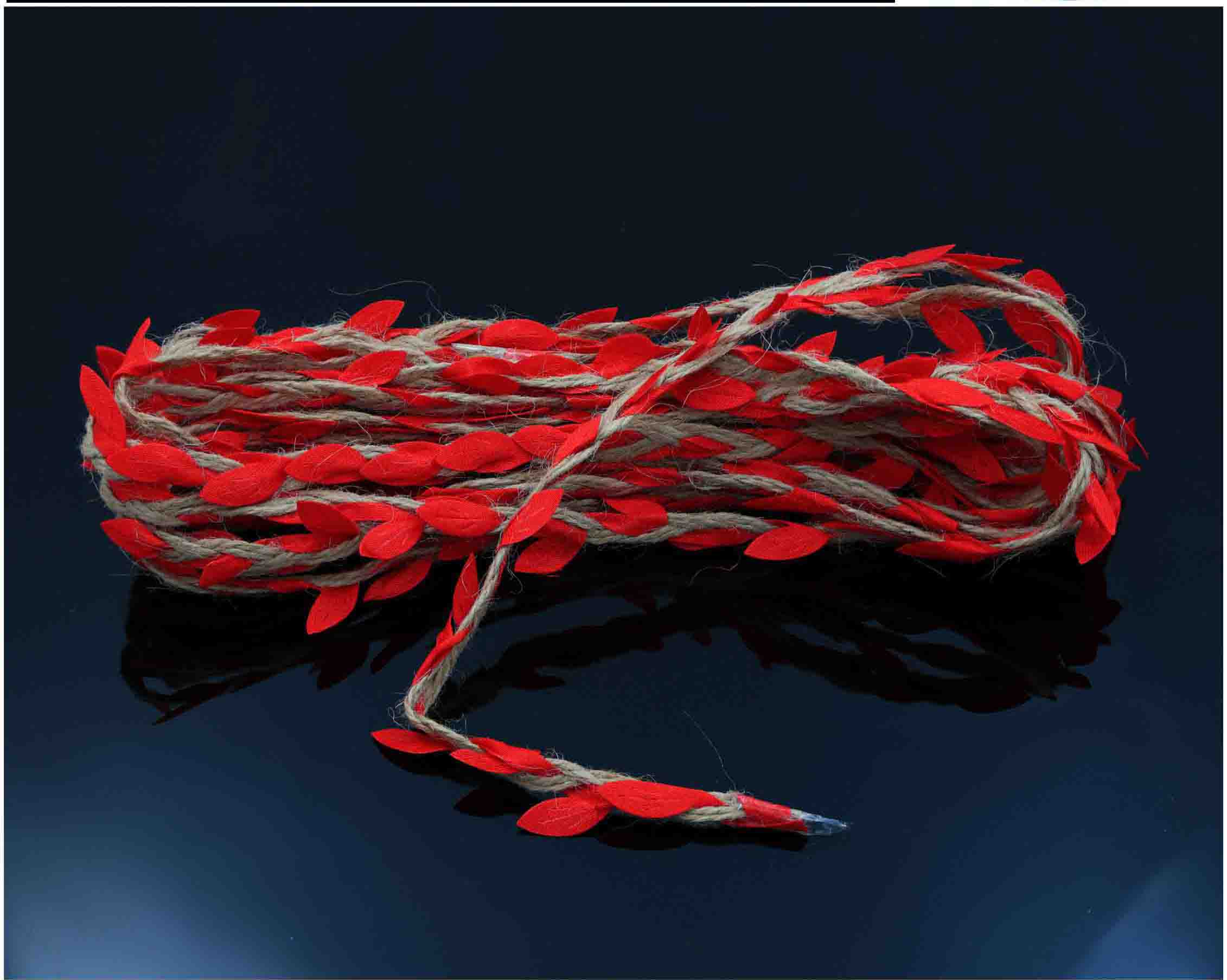 Jute Dore With Red Leaf